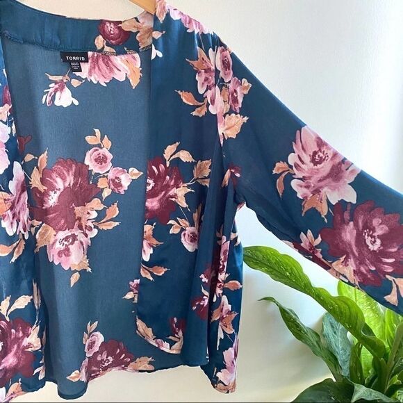 Torrid blue floral satin silky cardigan shawl - Picture 5 of 8